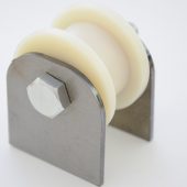 Ролик капролон d=50 мм под трубу профильную 20х20 мм на пластинах, К2527 Ролик капролон d=50 мм под трубу профильную 20х20 мм на пластинах, К2527