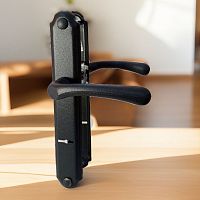 Ручка на планке РДП 1-006-77С Черный муар,сувальд. /15/ Ручка на планке РДП 1-006-77С Черный муар,сувальд. /15/