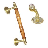 Ручка парадная деревянная ПД-1С-450 латунь со скошен. стойками Ручка парадная деревянная ПД-1С-450 латунь со скошен. стойками