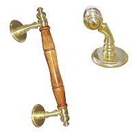 Ручка парадная деревянная ПД-1С-310 латунь со скошен. стойками Ручка парадная деревянная ПД-1С-310 латунь со скошен. стойками